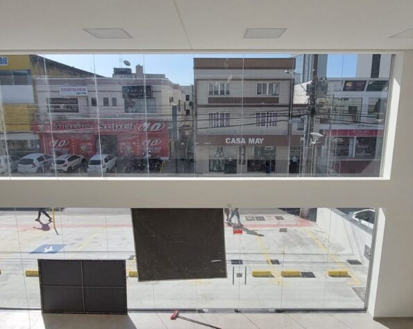 Loja para alugar, 210,24m² de área total, mezanino, estacionamento – Centro – Palhoça, SC