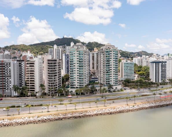 Apartamento à venda, 4 suítes e vista para Baía Norte – Agronômica – Florianópolis.