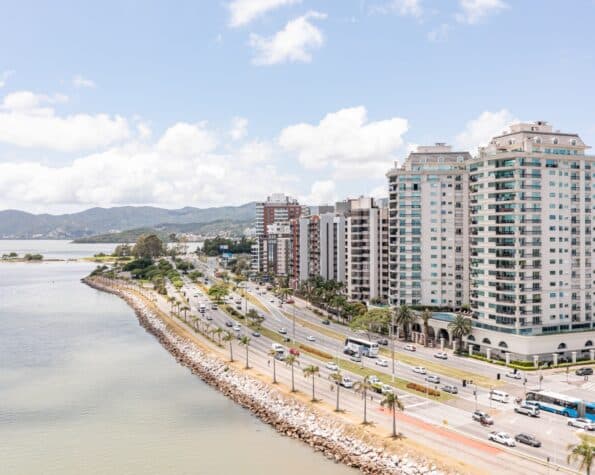 Apartamento à venda, 4 suítes e vista para Baía Norte – Agronômica – Florianópolis.