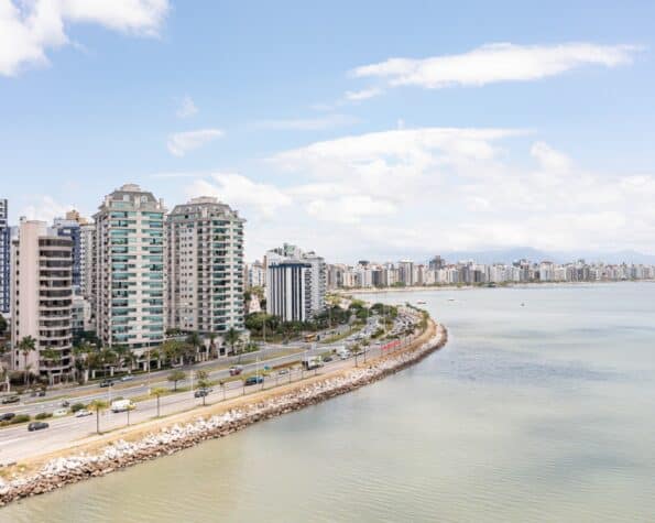 Apartamento à venda, 4 suítes e vista para Baía Norte – Agronômica – Florianópolis.