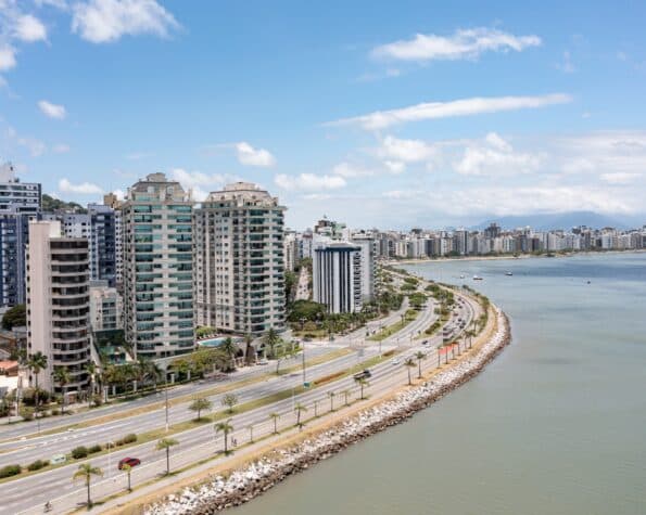 Apartamento à venda, 4 suítes e vista para Baía Norte – Agronômica – Florianópolis.