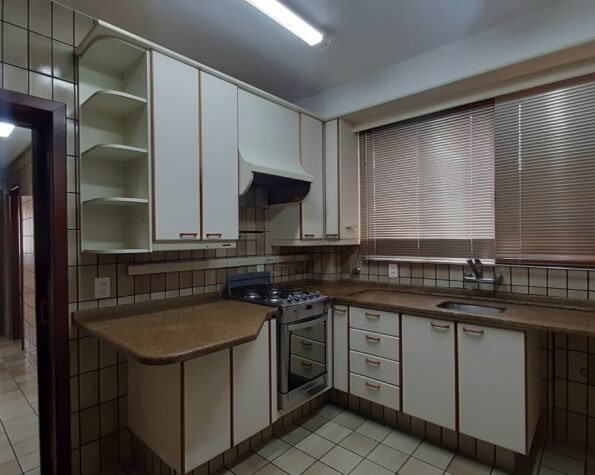 Apartamento para alugar vista mar, 4 quartos sendo 2 suítes, 4 vagas de garagem, piscina – Centro – Florianópolis, SC.