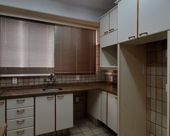 Apartamento para alugar vista mar, 4 quartos sendo 2 suítes, 4 vagas de garagem, piscina – Centro – Florianópolis, SC.