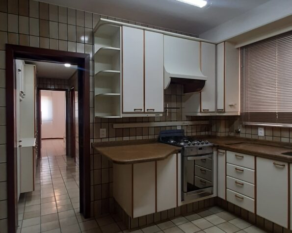 Apartamento para alugar vista mar, 4 quartos sendo 2 suítes, 4 vagas de garagem, piscina – Centro – Florianópolis, SC.