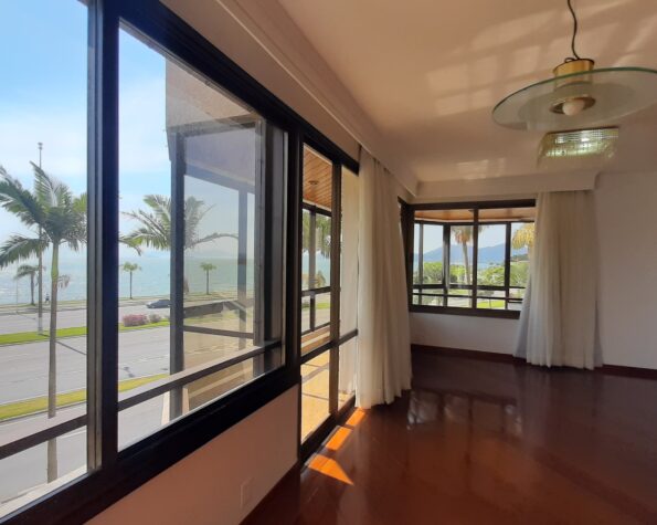 Apartamento para alugar vista mar, 4 quartos sendo 2 suítes, 4 vagas de garagem, piscina – Centro – Florianópolis, SC.