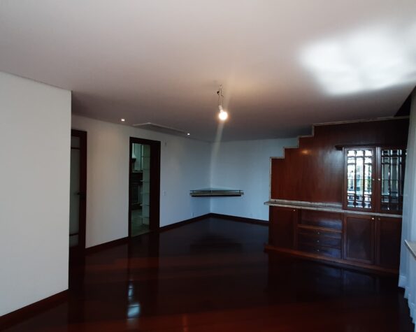 Apartamento para alugar vista mar, 4 quartos sendo 2 suítes, 4 vagas de garagem, piscina – Centro – Florianópolis, SC.