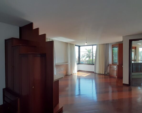 Apartamento para alugar vista mar, 4 quartos sendo 2 suítes, 4 vagas de garagem, piscina – Centro – Florianópolis, SC.