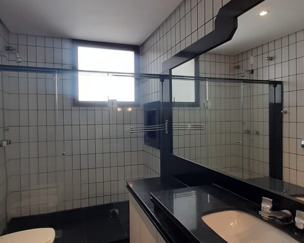 Apartamento para alugar vista mar, 4 quartos sendo 2 suítes, 4 vagas de garagem, piscina – Centro – Florianópolis, SC.