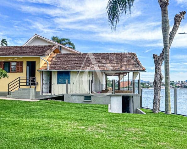 Linda Casa a venda, Cacupé, Florianópolis, SC.