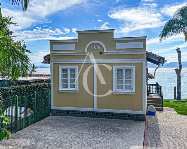 Linda Casa a venda, Cacupé, Florianópolis, SC.