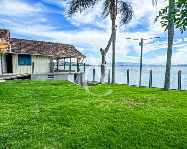 Linda Casa a venda, Cacupé, Florianópolis, SC.