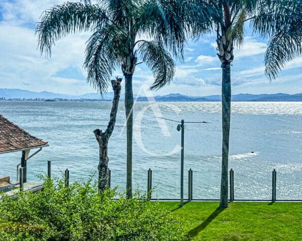 Linda Casa a venda, Cacupé, Florianópolis, SC.