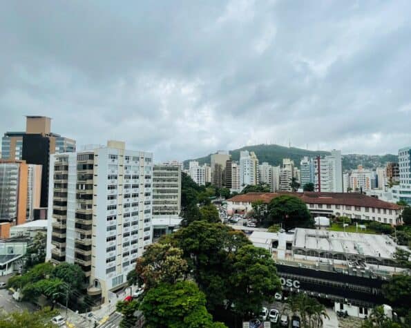 Apartamento para alugar – semimobiliado – 2 suítes  – Centro – Florianópolis, SC.