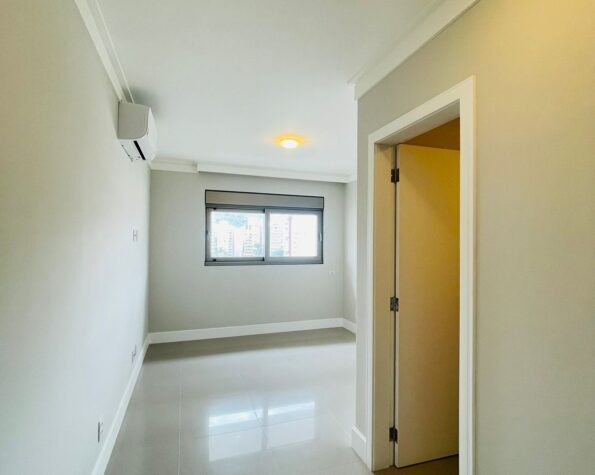 Apartamento para alugar – semimobiliado – 2 suítes  – Centro – Florianópolis, SC.