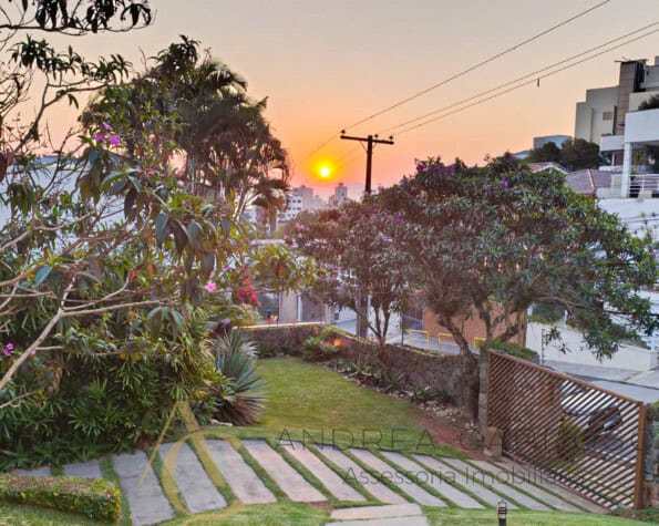 Casa à venda com piscina, espaço gourmet e pomar – Centro, Florianópolis/ SC.