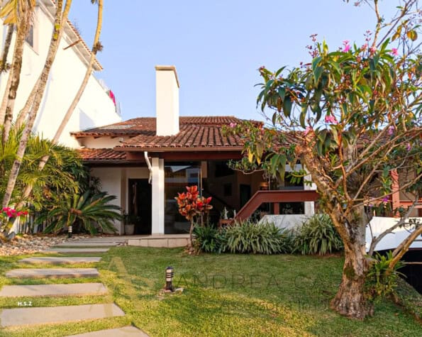 Casa à venda com piscina, espaço gourmet e pomar – Centro, Florianópolis/ SC.