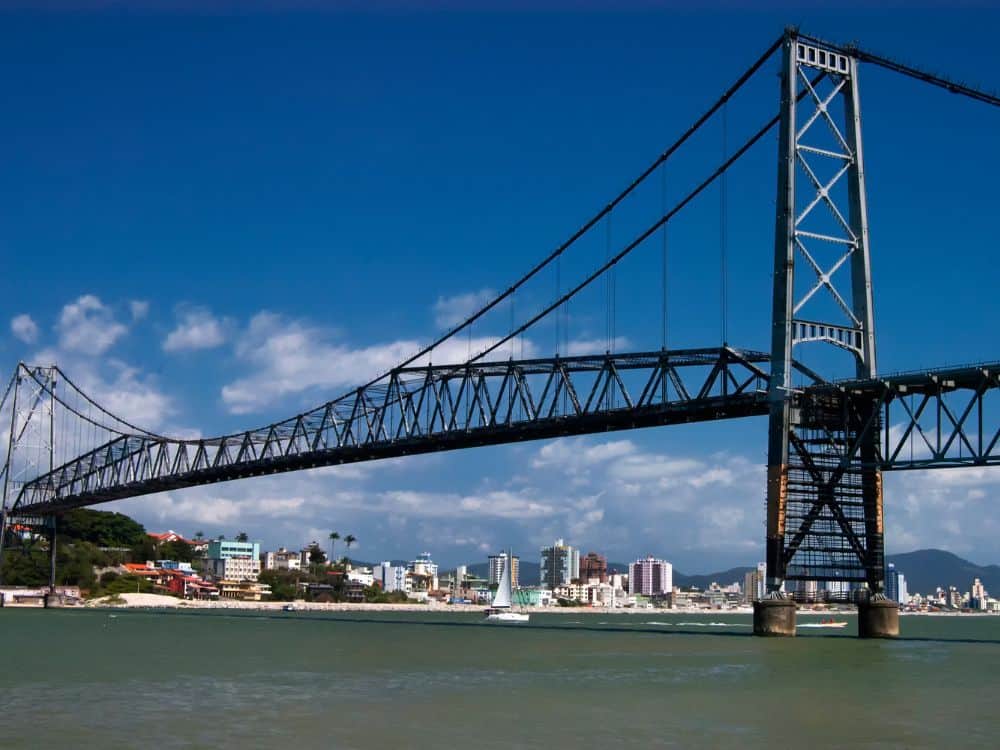 A Ponte Hercílio Luz fica no centro de Florianópolis